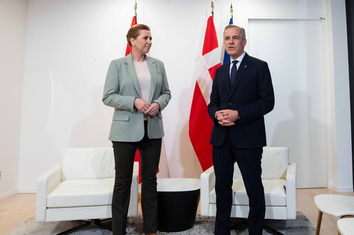Le premier ministre Mark Carney est debout à côté de la première ministre du Danemark, Mette Frederiksen, à l’ambassade du...