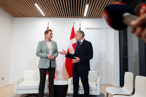 Le premier ministre Mark Carney est debout à côté de la première ministre du Danemark, Mette Frederiksen, à l’ambassade du...