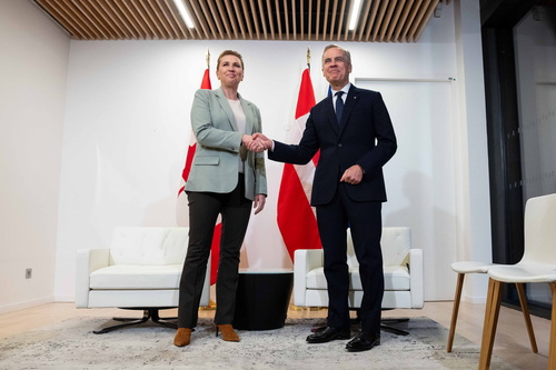 Le premier ministre Mark Carney serre la main de la première ministre du Danemark, Mette Frederiksen, à l’ambassade du Can...
