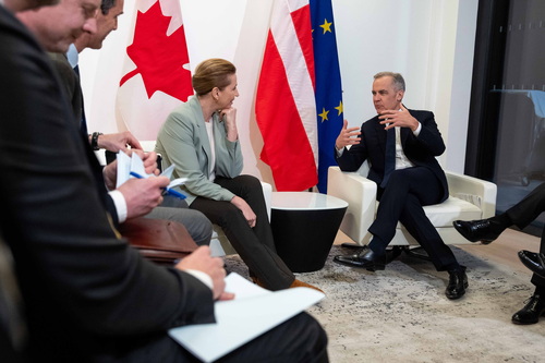 Le premier ministre Mark Carney s’entretient avec la première ministre du Danemark, Mette Frederiksen, à l’ambassade du Ca...