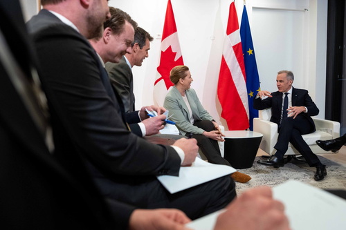 Le premier ministre Mark Carney s’entretient avec la première ministre du Danemark, Mette Frederiksen, à l’ambassade du Ca...
