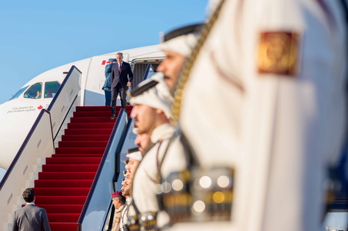 Le premier ministre Mark Carney descend de l’avion à l’aéroport international de Doha, sous les regards d’une garde d’honn...