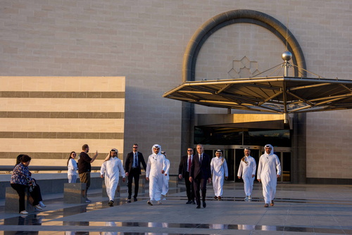 Le premier ministre Mark Carney marche aux côtés de ses hôtes du Qatar lors d’une visite guidée.