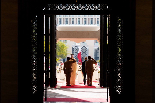 Le premier ministre Mark Carney participe à une cérémonie officielle d’accueil en présence de l’émir du Qatar, Son Altesse...