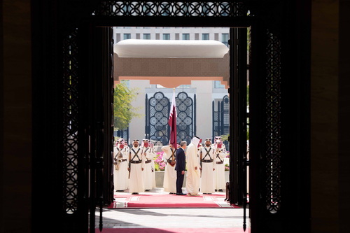 Le premier ministre Mark Carney marche aux côtés de l’émir du Qatar, Son Altesse le cheikh Tamim ben Hamad Al Thani, devan...