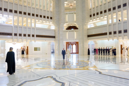 Le premier ministre Mark Carney accompagne l’émir du Qatar, Son Altesse le cheikh Tamim ben Hamad Al Thani, à l’intérieur ...