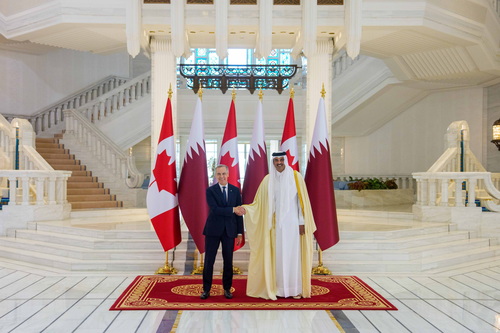 Le premier ministre Mark Carney serre la main de l’émir du Qatar, Son Altesse le cheikh Tamim ben Hamad Al Thani, lors d’u...