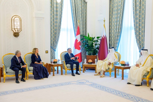 Le premier ministre Mark Carney et l’émir du Qatar, Son Altesse le cheikh Tamim ben Hamad Al Thani, se rencontrent au Diwa...
