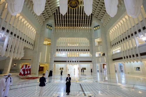 Des membres des délégations du Canada et du Qatar attendent l’arrivée du premier ministre Mark Carney et de l’émir du Qata...