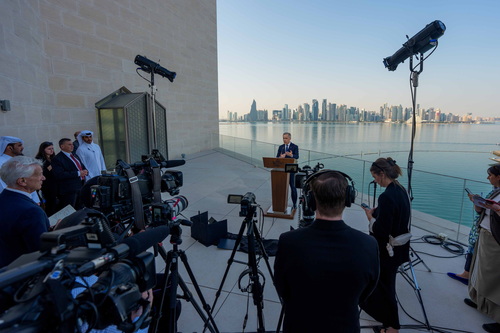 Le premier ministre Mark Carney prononce une allocution lors d’un point de presse, devant la ligne d’horizon de Doha visib...