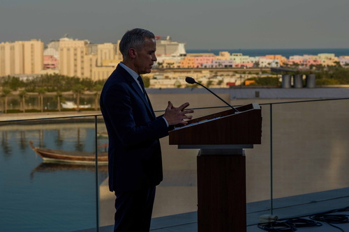 Le premier ministre Mark Carney prononce une allocution lors d’un point de presse, devant la ligne d’horizon de Doha visib...