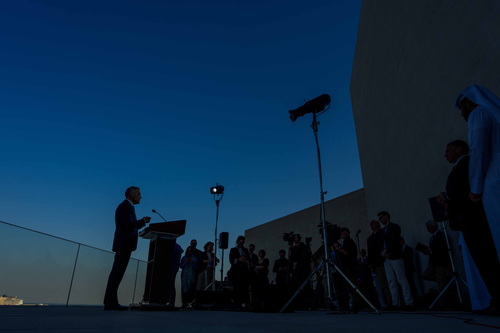 Le premier ministre Mark Carney s’adresse aux représentants des médias lors d’un point de presse tenu à l’extérieur, devan...