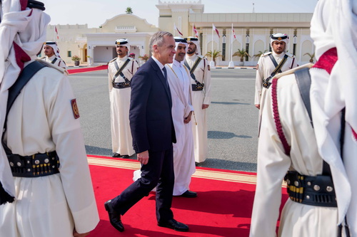 Le premier ministre Mark Carney et l’émir du Qatar, Son Altesse le cheikh Tamim ben Hamad Al Thani, défilent devant une ga...