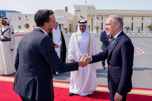 Le premier ministre Mark Carney serre la main de l’ambassadeur du Canada auprès de l’État du Qatar, Karim Morcos, à l’aéro...