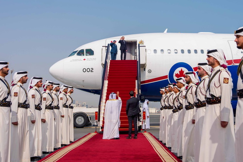 Le premier ministre Mark Carney salue l’émir du Qatar, Son Altesse le cheikh Tamim ben Hamad Al Thani, et l’ambassadeur du...