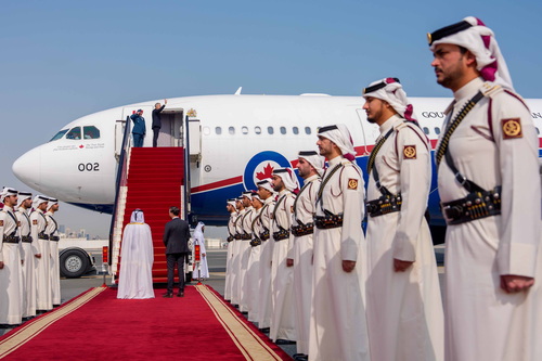 Le premier ministre Mark Carney salue la foule avant de monter à bord d’un avion au terme de sa visite au Qatar.