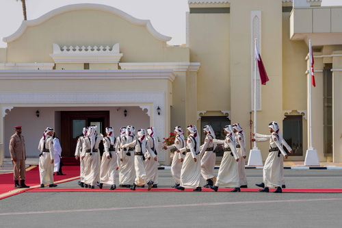 La garde d’honneur du Qatar quitte le tarmac de l’aéroport international de Doha après le départ du premier ministre Mark ...