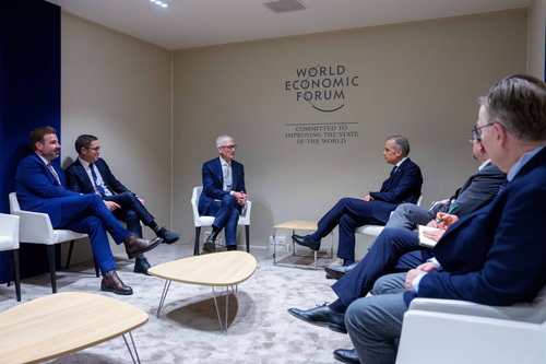 Le premier ministre Mark Carney rencontre le PDG de Apple, Tim Cook, en marge de la réunion annuelle du Forum économique m...