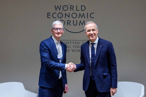 Le premier ministre Mark Carney serre la main du PDG de Apple, Tim Cook, durant une réunion bilatérale tenue en marge de l...