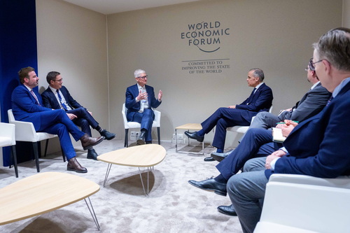 Le premier ministre Mark Carney rencontre le PDG de Apple, Tim Cook, en marge de la réunion annuelle du Forum économique m...