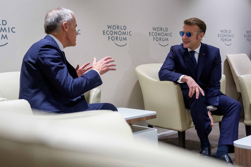 Le premier ministre Mark Carney rencontre le président de la France, Emmanuel Macron, durant une réunion bilatérale tenue ...