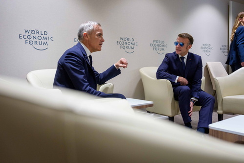 Le premier ministre Mark Carney rencontre le président de la France, Emmanuel Macron, durant une réunion bilatérale tenue ...