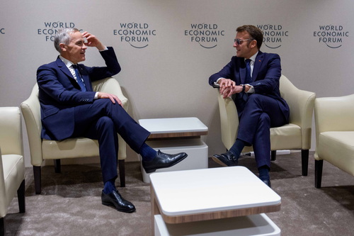 Le premier ministre Mark Carney rencontre le président de la France, Emmanuel Macron, durant une réunion bilatérale tenue ...