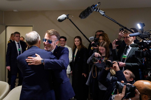 Le premier ministre Mark Carney et le président de la France, Emmanuel Macron, se font une accolade devant les photographe...