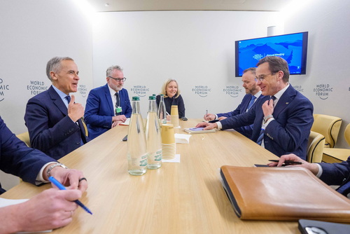 Le premier ministre Mark Carney rencontre le premier ministre de la Suède, Ulf Kristersson, durant une réunion bilatérale ...