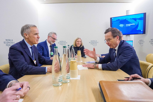 Le premier ministre Mark Carney rencontre le premier ministre de la Suède, Ulf Kristersson, durant une réunion bilatérale ...