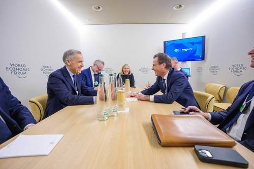 Le premier ministre Mark Carney rencontre le premier ministre de la Suède, Ulf Kristersson, durant une réunion bilatérale ...