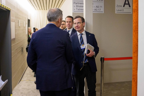 Le premier ministre Mark Carney serre la main du premier ministre de la Suède, Ulf Kristersson, avant une réunion bilatéra...